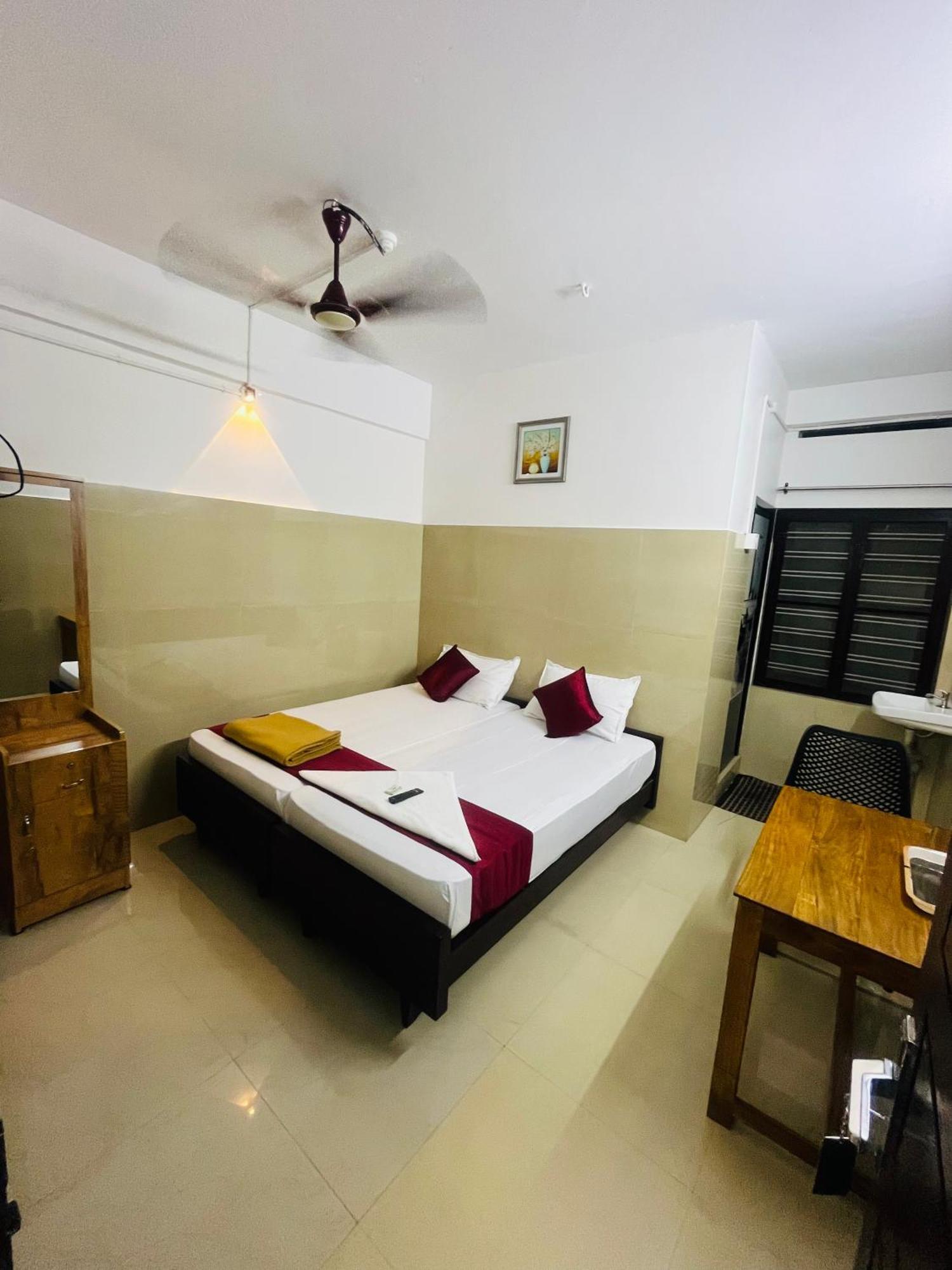 Priya Lodge Kozhikode Εξωτερικό φωτογραφία